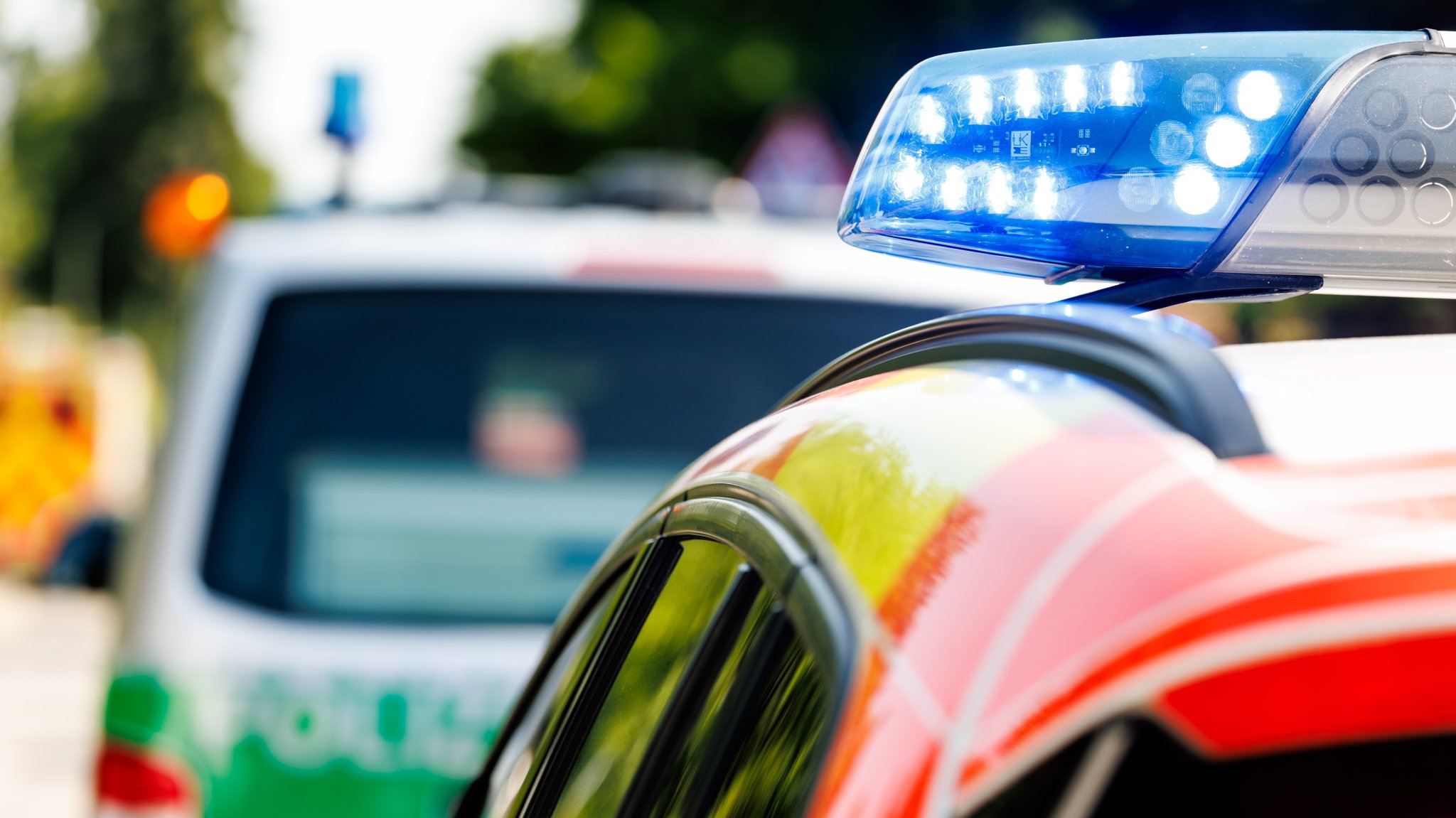 Symbolbild: Polizei- und Rettungswagen | Bild: picture alliance / dpa | Matthias Balk Symbolbild: Polizei- und Rettungswagen