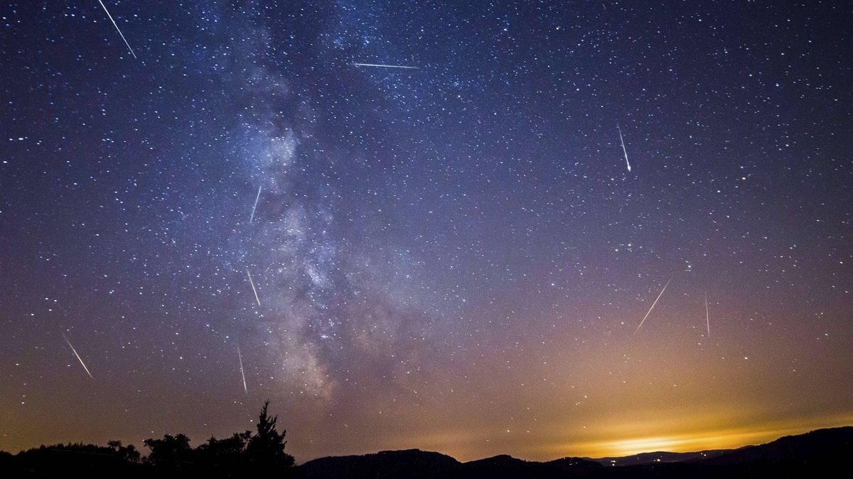 Zum Höhepunkt eines Sternschnuppen-Regens flitzen besonders viele Meteore über den Nachthimmel. Einen der schönsten Meteorschauer bilden die Perseiden mit dem Höhepunkt am 12. August. 