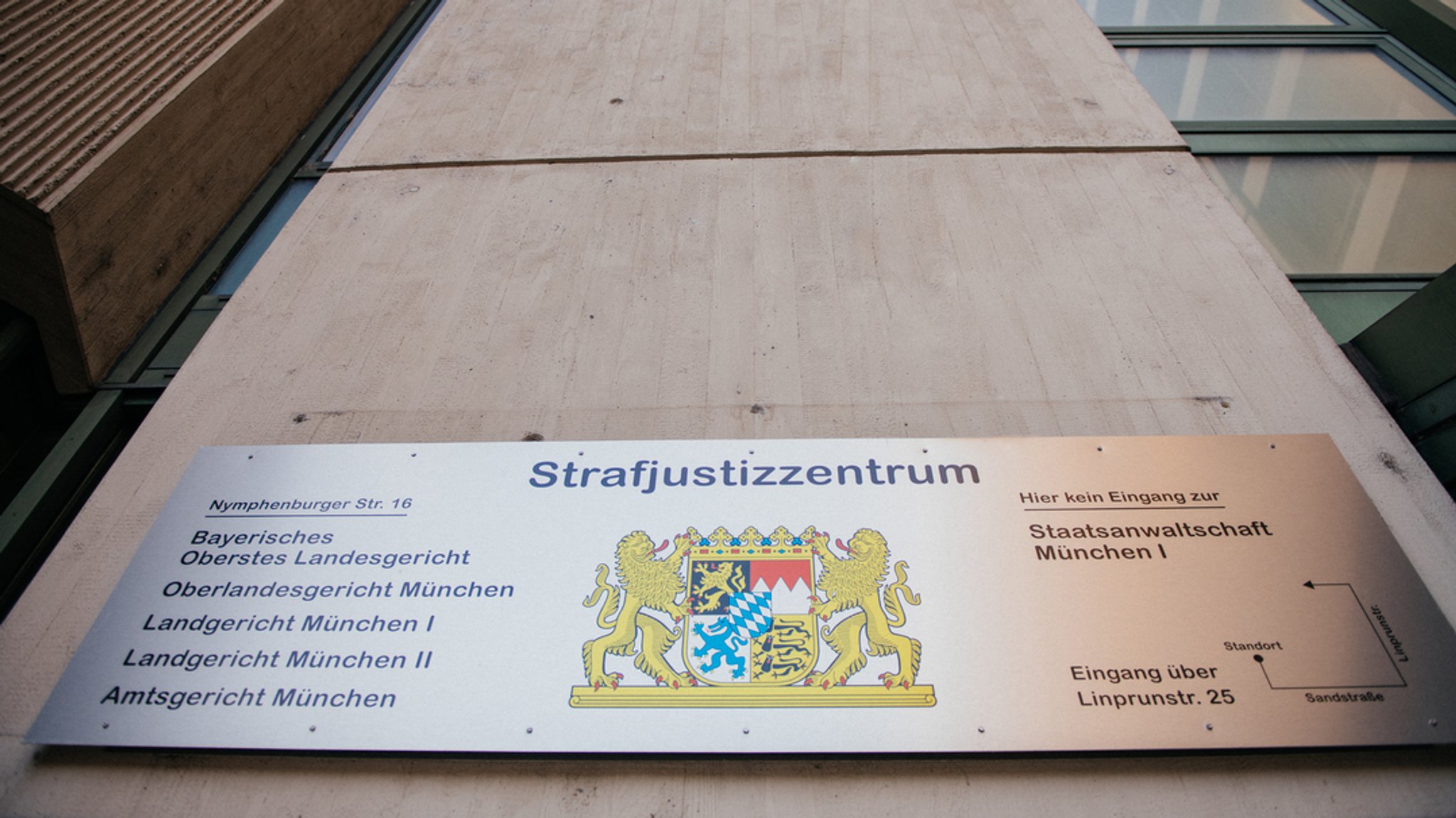 Schild des Strafjustizzentrums in München