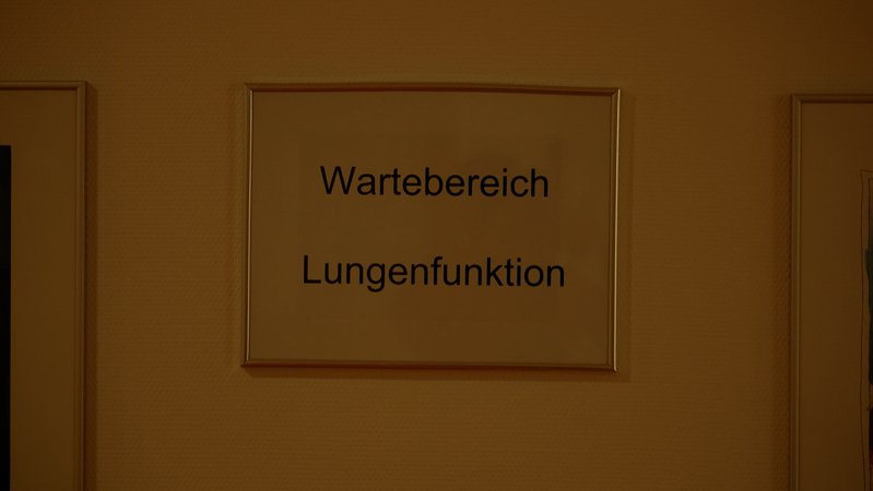 Schild: "Wartebereich Lungenfunktion"