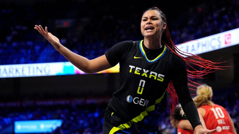 Die deutsche Satou Sabally ist in der WNBA ein Star - und verdient damit viel Geld. | Bild: picture alliance / ASSOCIATED PRESS | Tony Gutierrez Die deutsche Satou Sabally ist in der WNBA ein Star - und verdient damit viel Geld.