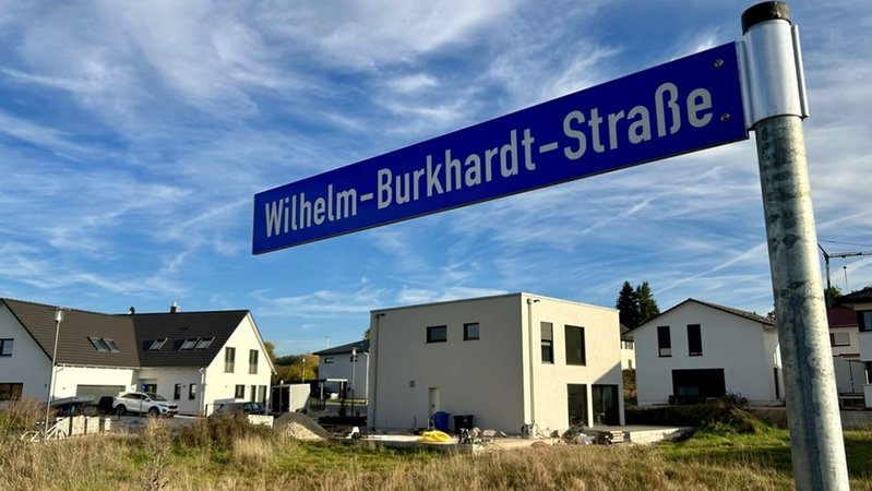 Die Wilhelm-Burkhardt-Straße im Neubaugebiet | Bild: BR24 / Michael Reiner Die Wilhelm-Burkhardt-Straße im Neubaugebiet