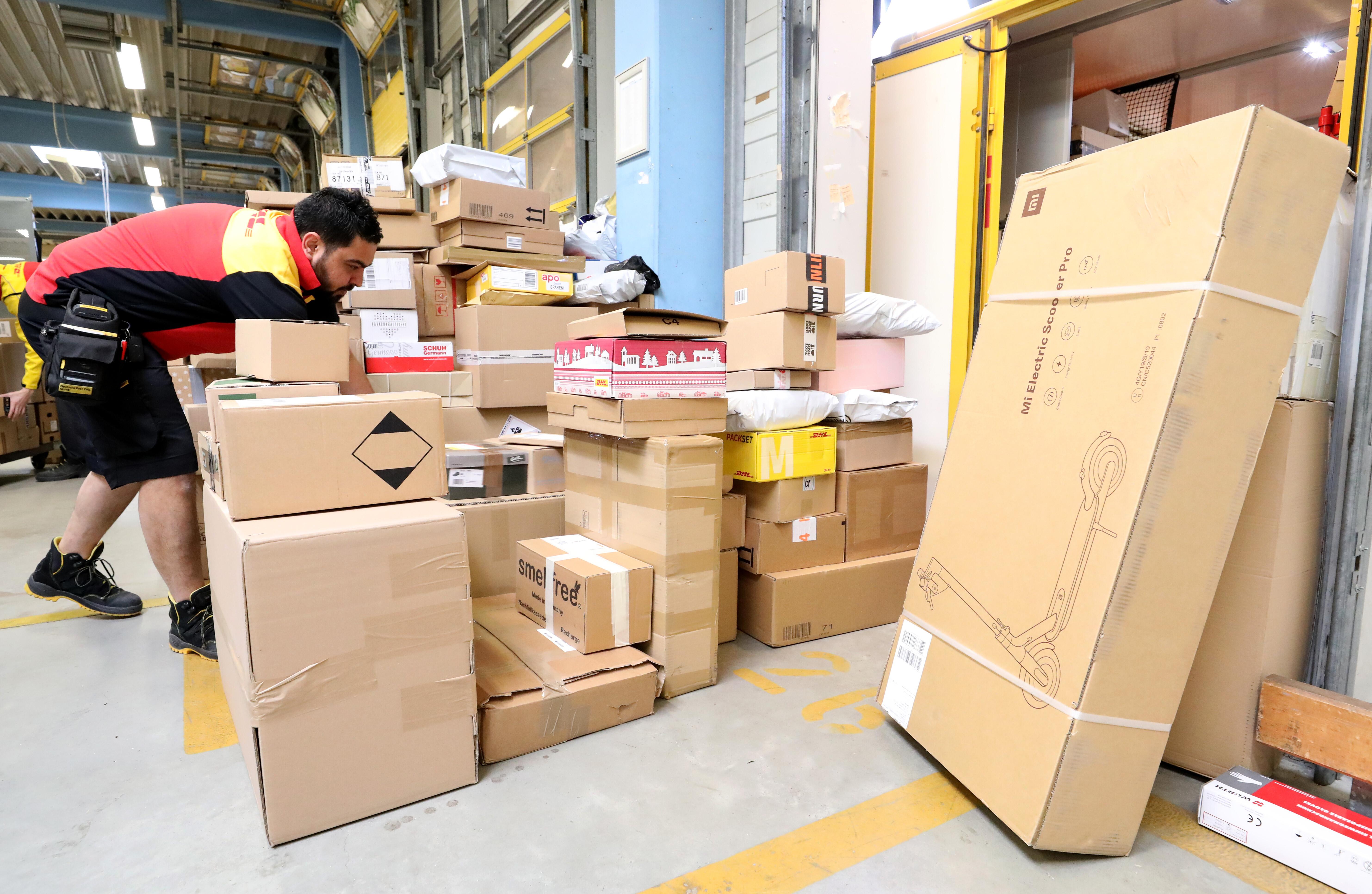 In einer Zustellbasis der Deutschen Post werden die Pakete sortiert und auf die Fahrzeuge verteilt. 