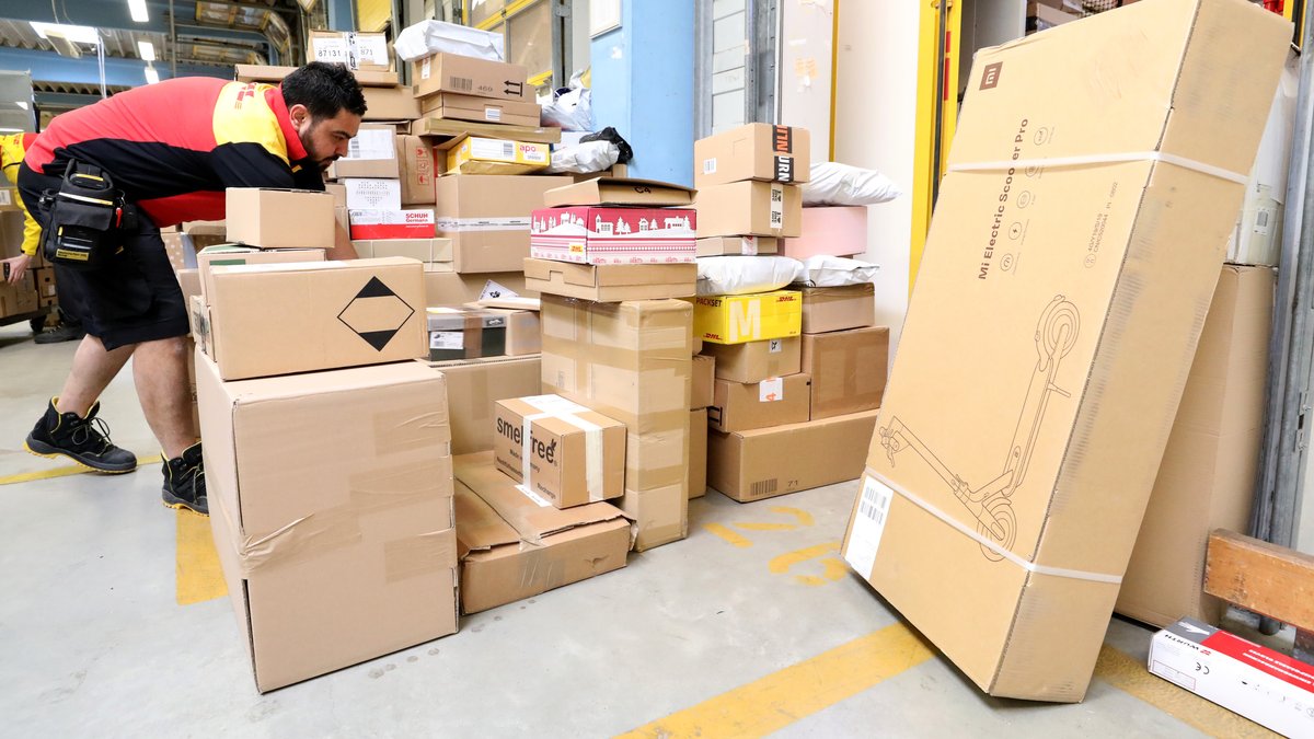 In einer Zustellbasis der Deutschen Post werden die Pakete sortiert und auf die Fahrzeuge verteilt. 