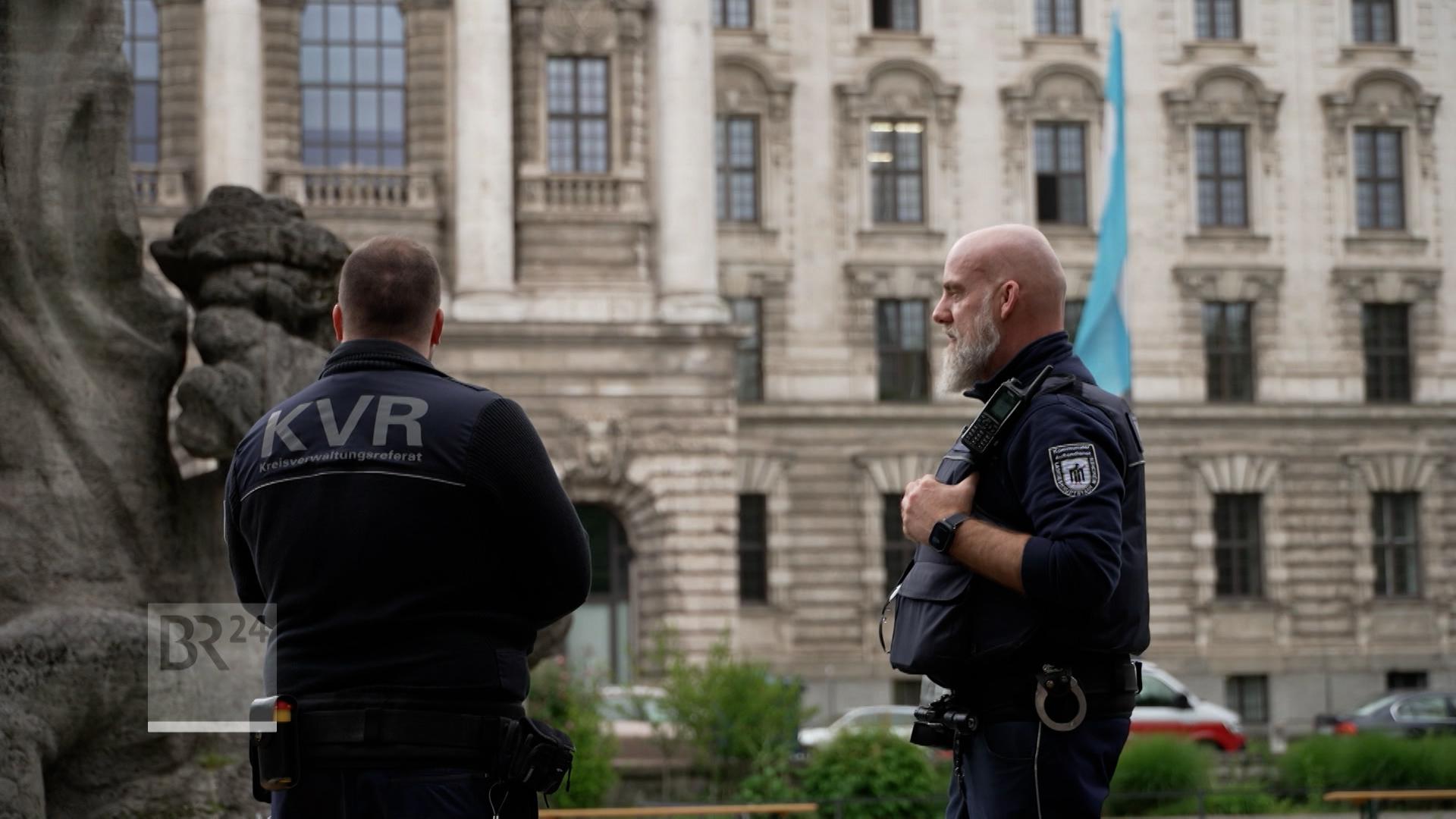 (Symbolbild) Nach der Messerattacke in Hamburg wird über die Sicherheit von öffentlichen Orten diskutiert. 