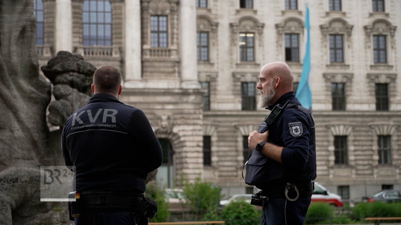 (Symbolbild) Nach der Messerattacke in Hamburg wird über die Sicherheit von öffentlichen Orten diskutiert. | Bild: Bayerischer Rundfunk 2025 (Symbolbild) Nach der Messerattacke in Hamburg wird über die Sicherheit von öffentlichen Orten diskutiert.