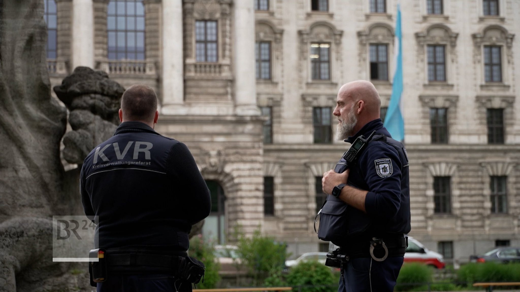 (Symbolbild) Nach der Messerattacke in Hamburg wird über die Sicherheit von öffentlichen Orten diskutiert. 