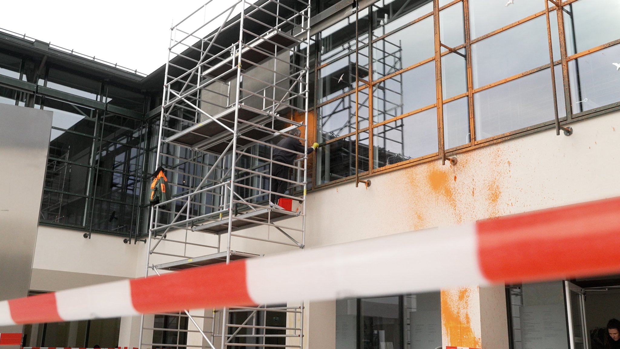 Nach dem Farbanschlag wird die Fassade der Universität Passau gereinigt