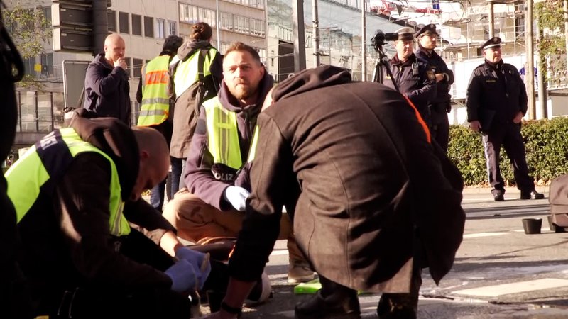Mehrere Klimaaktivisten haben erneut den Verkehr in München lahmgelegt. Drei Männer hätten ihre Hände auf der Fahrbahn festgeklebt, teilte die Polizei mit.