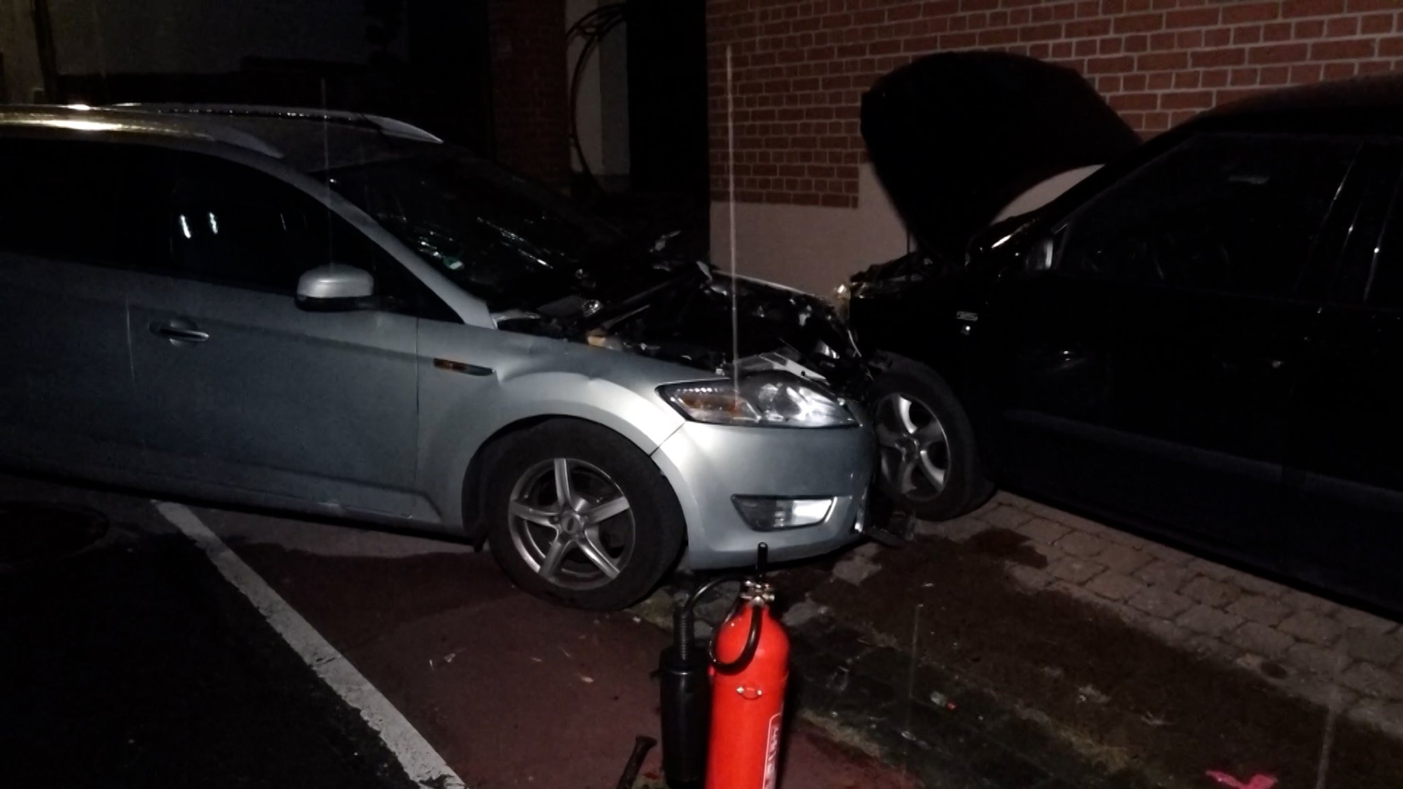 Im unterfränkischen Großwallstadt ist am Montagnachmittag ein Mann mit seinem Auto wohl vorsätzlich in eine Menschenmenge gefahren. Es gab mehrere Verletzte. 