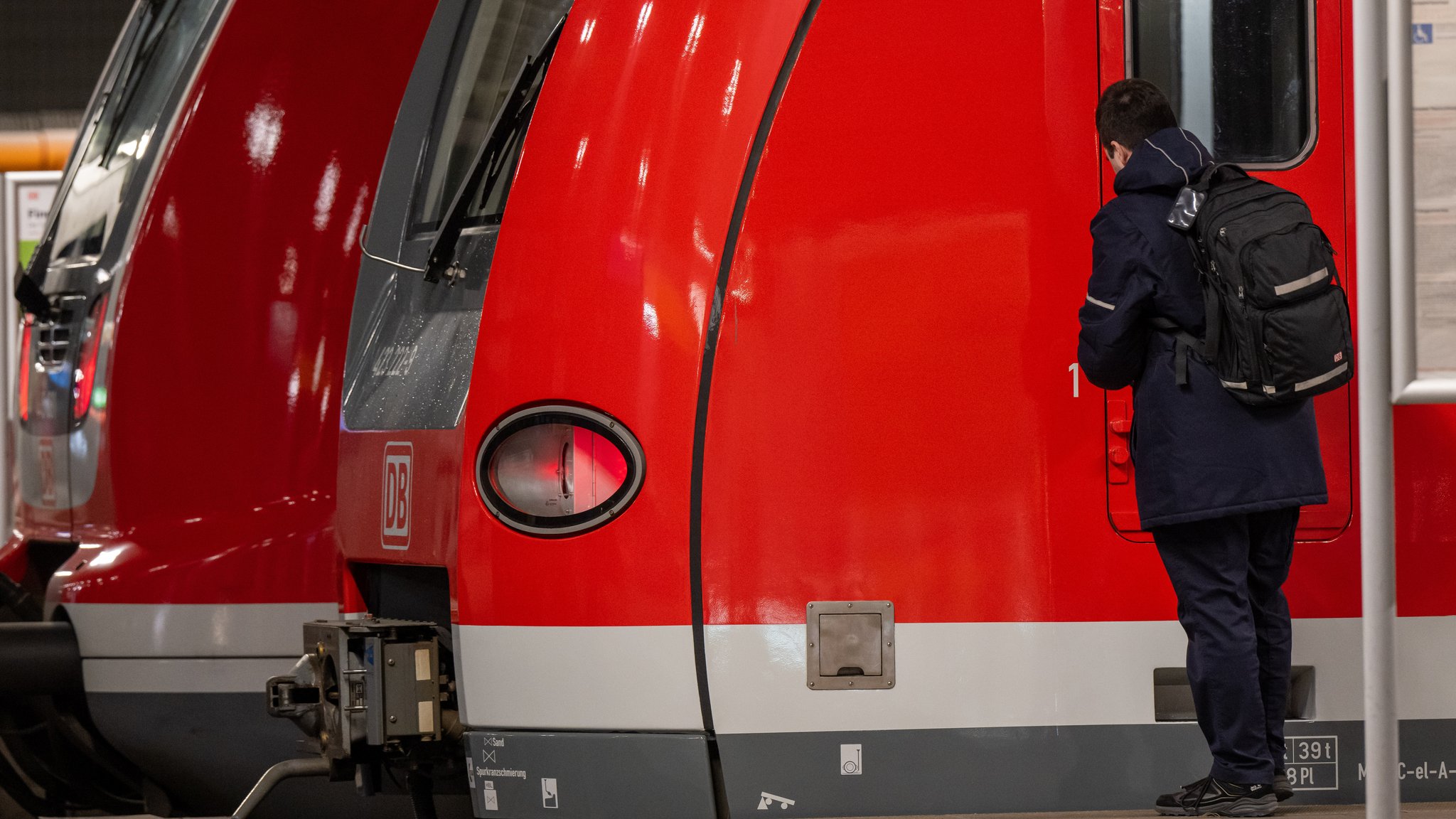 Ein Zugführer am Fahrerhaus einer S-Bahn in München