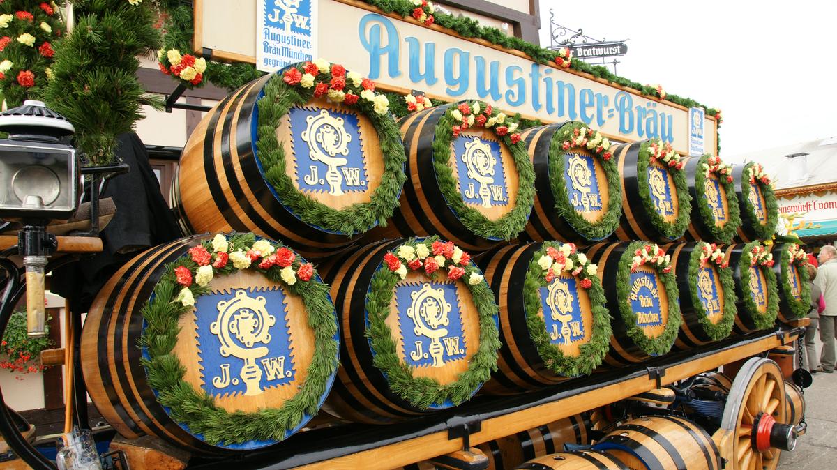 Die Holzfässer der Augustiner Brauerei.