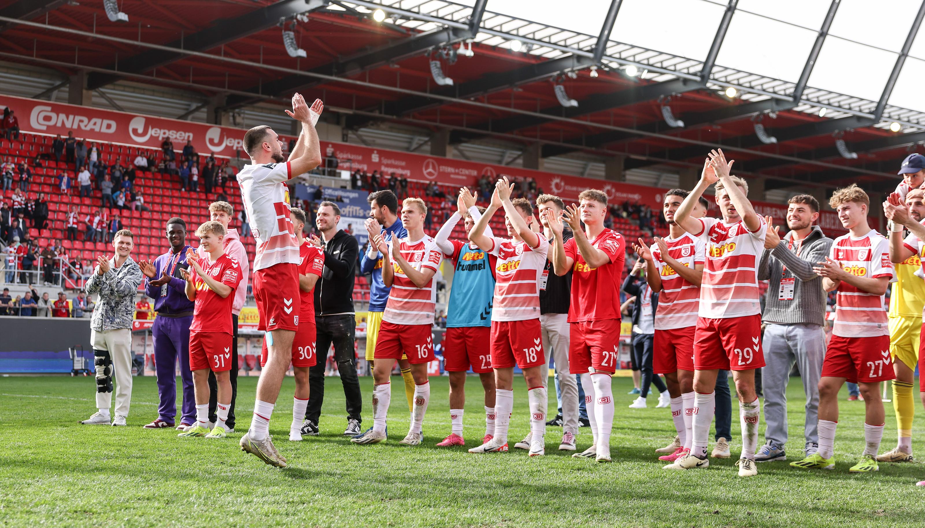 So wollen die Regensburger Spieler auch am Samstag in Münster jubeln.