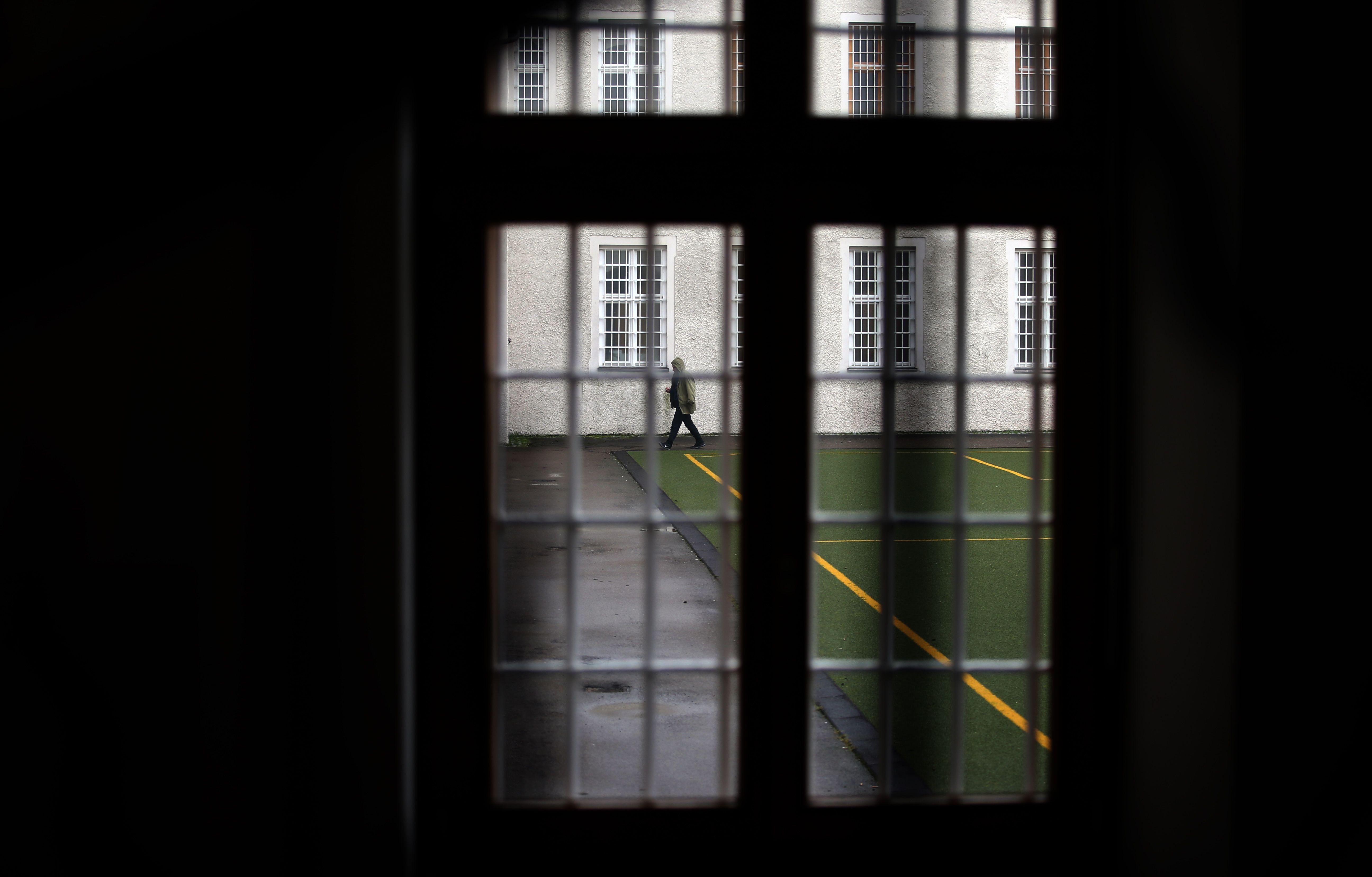 Ein Mann läuft über den Gefängnishof der Justizvollzugsanstalt Kaisheim.