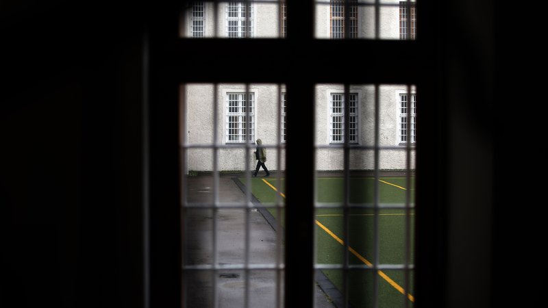 Ein Mann läuft über den Gefängnishof der Justizvollzugsanstalt Kaisheim. | Bild: picture alliance / Karl-Josef Hildenbrand/dpa | Karl-Josef Hildenbrand Ein Mann läuft über den Gefängnishof der Justizvollzugsanstalt Kaisheim.