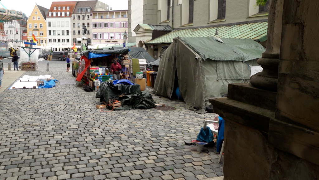 Die Stadt Augsburg darf das Camp von Fridays For Future-Aktivisten neben dem Rathaus nicht verbieten. | Bild: BR Die Stadt Augsburg darf das Camp von Fridays For Future-Aktivisten neben dem Rathaus nicht verbieten.