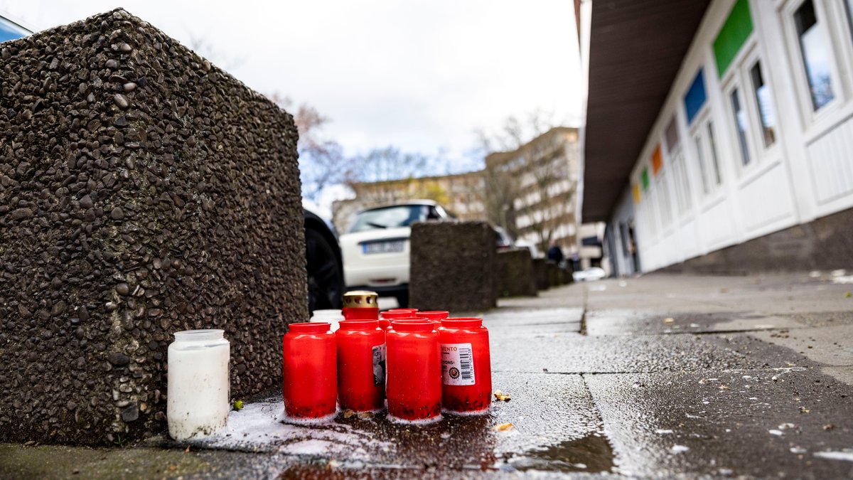 Archiv: Nach der Tötung eines 35 Jahre alten Mannes in der Nacht zum Ostersonntag stehen Kerzen am Tatort in der Duisburger Altstadt. 