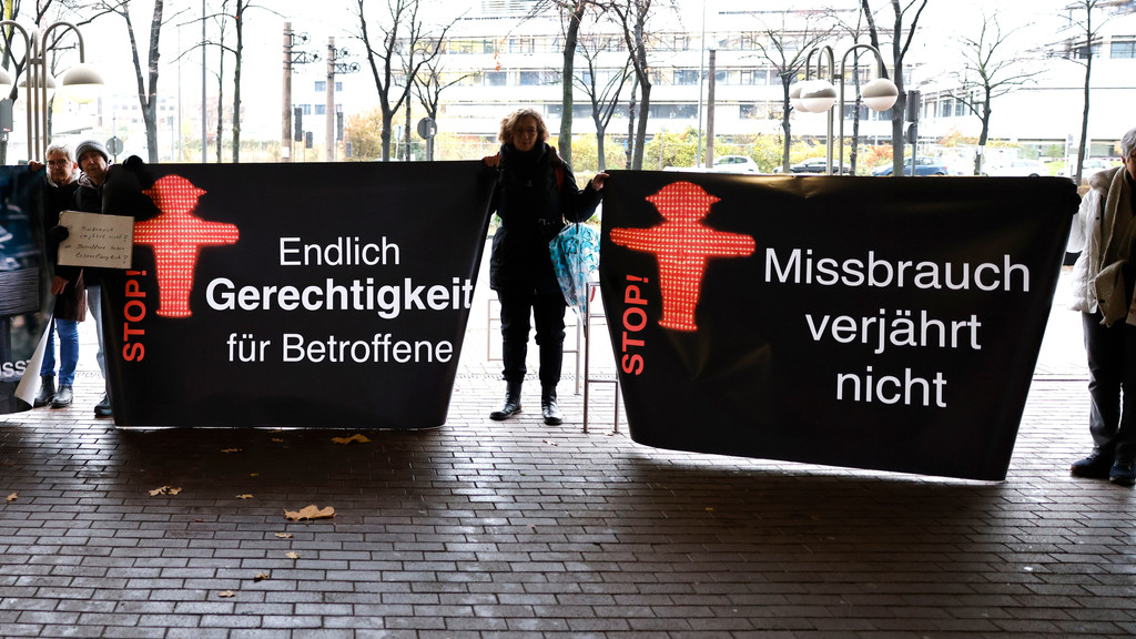 "Missbrauch verjährt nicht": Kundgebung vor dem Landgericht Köln am 06.12.22.