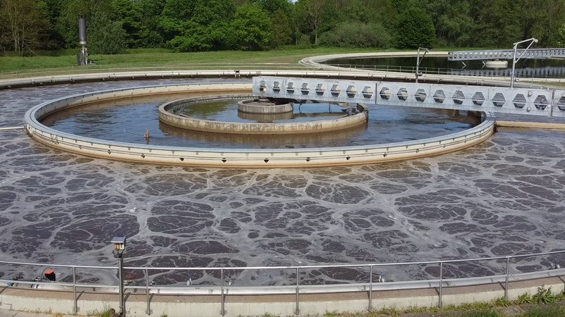 Im Bild das Belebungsbecken der Kläranlagen Landau in der Pfalz. Studien zeigen: Aus Waschmittelzusätzen kann in Kläranlagen das umstrittene und umweltschädigende Pestizid Glyphosat entstehen und in Gewässer gelangen. | Bild: Jan Kerckhoff/BR Im Bild das Belebungsbecken der Kläranlagen Landau in der Pfalz. Studien zeigen: Aus Waschmittelzusätzen kann in Kläranlagen das umstrittene und umweltschädigende Pestizid Glyphosat entstehen und in Gewässer gelangen.