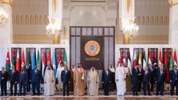 Gruppenfoto beim 33. Gipfel der Arabischen Liga in Bahrain | Bild:picture alliance / Anadolu | Qatar Amiri Diwan / Handout