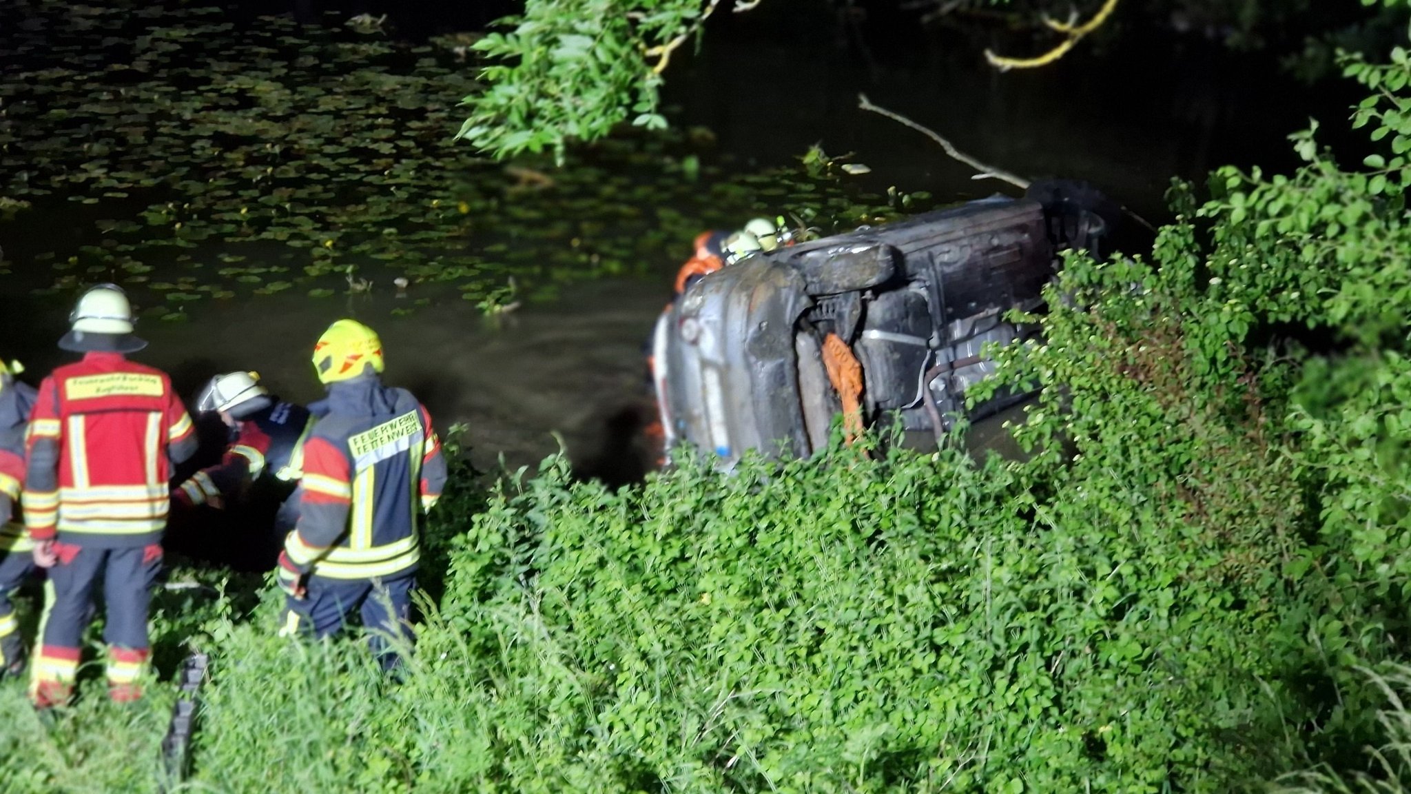 Die Feuerwehr beim Einsatz am Unfallort bei Tettenweis