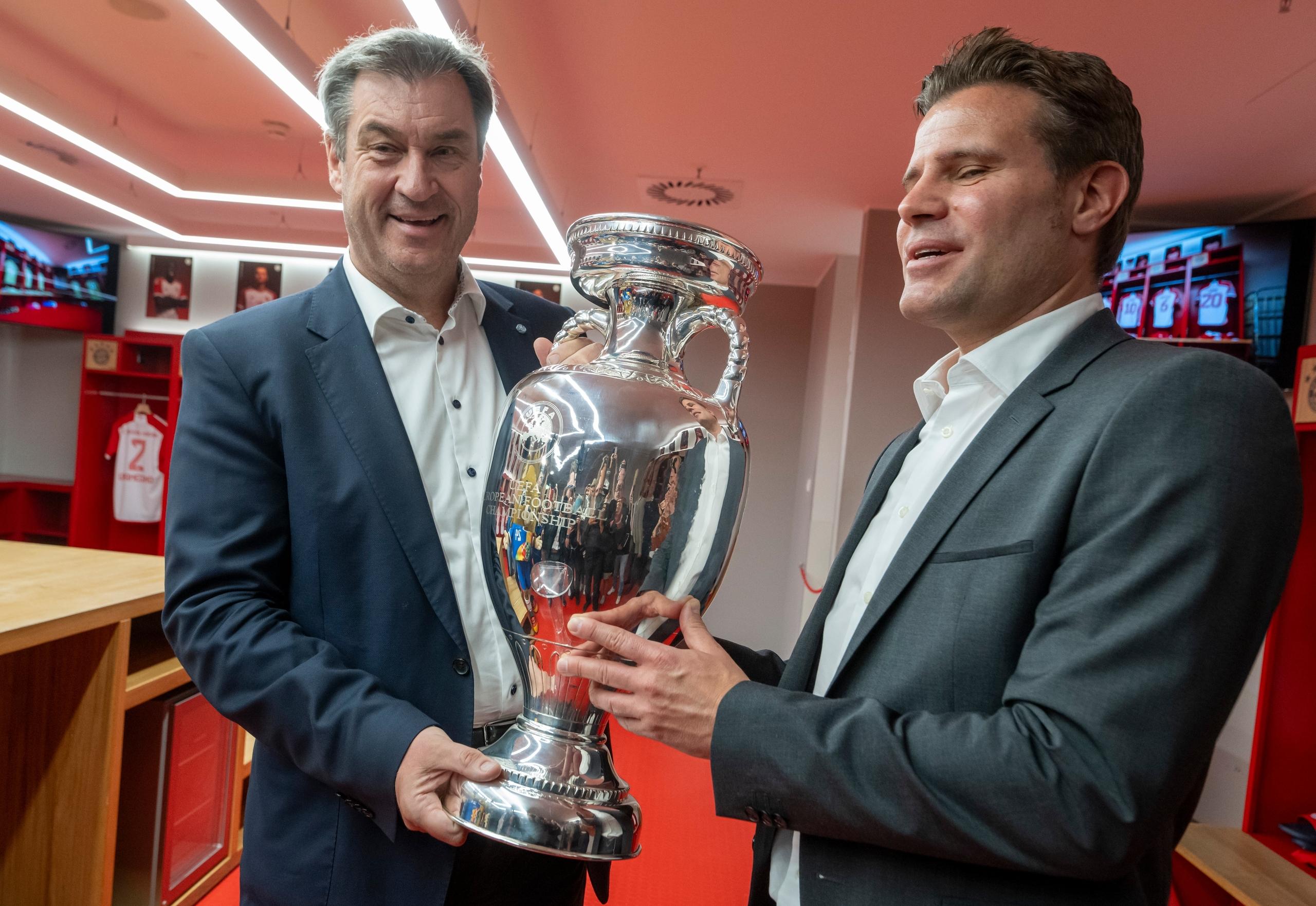 Ministerpräsident Markus Söder und Schiedsrichter Felix Brych mit dem EM-Pokal