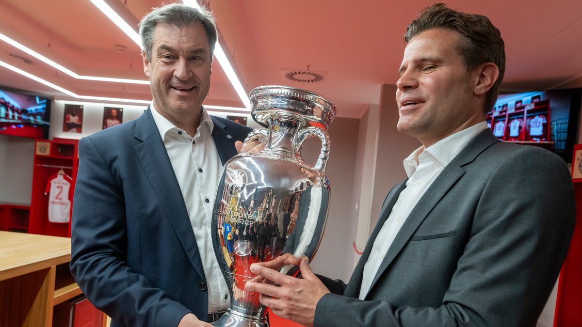 Ministerpräsident Markus Söder und Schiedsrichter Felix Brych mit dem EM-Pokal