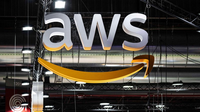 Das Logo von Amazon Web Services (AWS) | Bild: picture alliance / abaca | Blondet Eliot/ABACA Das Logo von Amazon Web Services (AWS)