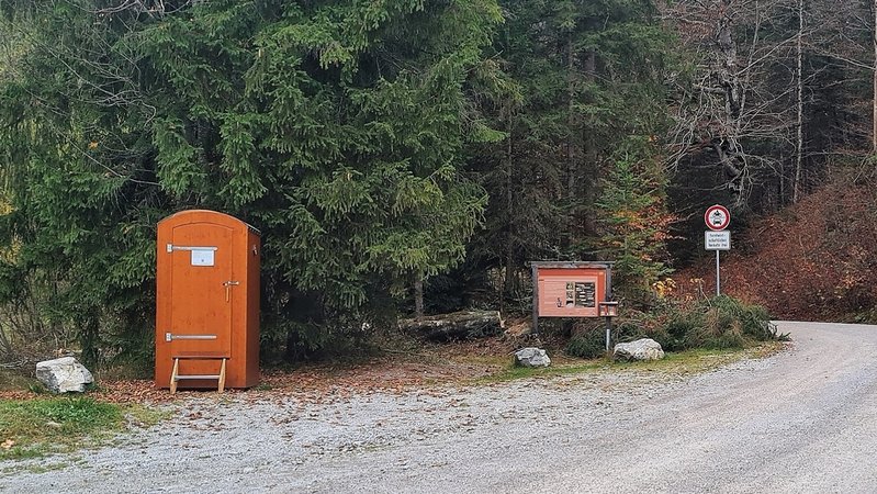 Diese Trockentoilette stand drei Monate lang zu Testzwecken auf einem Wanderparkplatz bei Kreuth. Mit Erfolg: 23 solcher Bioklos sollen zukünftig im Landkreis Miesbach für die Notdurft zur Verfügung stehen.