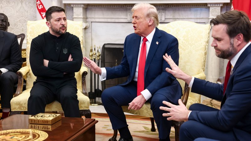 Die Politiker sitzen nebeneinander auf Sesseln | Bild: abaca/Picture Alliance Die Politiker sitzen nebeneinander auf Sesseln