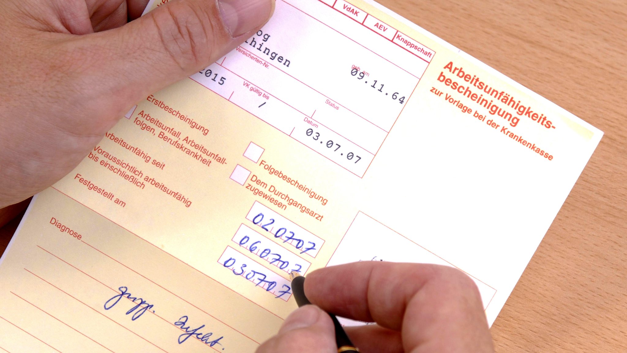 Azrt füllt eine Arbeitsunfähigkeitsbescheinigung aus (Symbolbild) | Bild: picture alliance / blickwinkel/McPHOTO/B. Leitner | McPHOTO/B. Leitner Azrt füllt eine Arbeitsunfähigkeitsbescheinigung aus (Symbolbild)