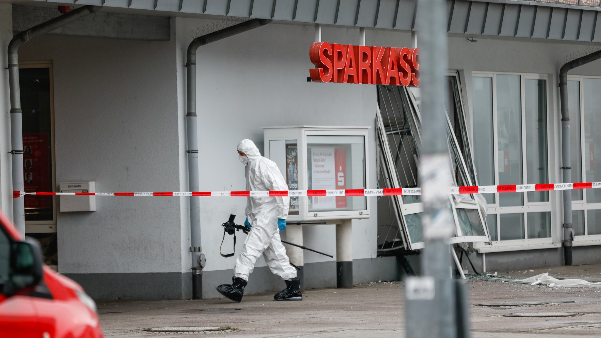 Polizeibeamter vor Sparkasse auf abgesperrtem Gelände | Bild: NEWS5 / David Oßwald Polizeibeamter vor Sparkasse auf abgesperrtem Gelände