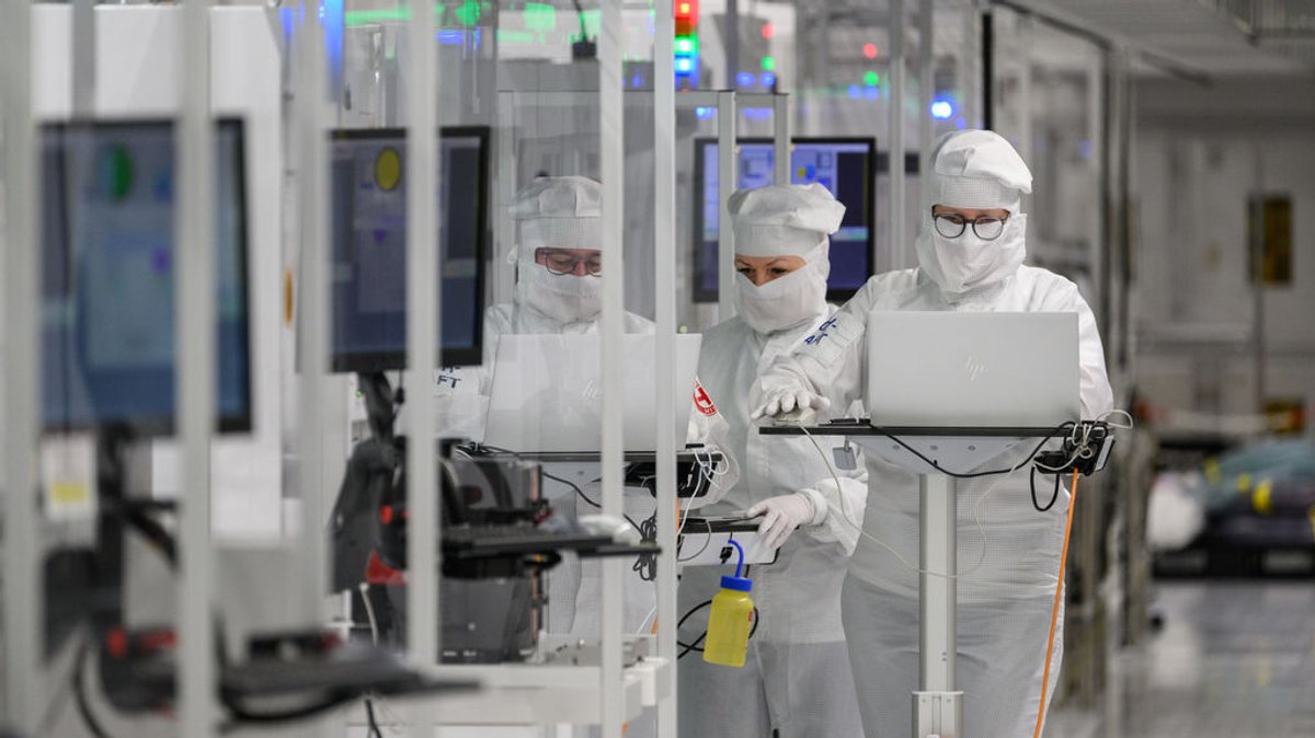 ARCHIV - 26.04.2023, Sachsen, Dresden: Mitarbeiter des Chipkonzerns Infineon arbeiten im Reinraum der Chipfabrik. (zu dpa: «Infineon will 2800 Jobs abbauen oder verlagern») Foto: Robert Michael/dpa +++ dpa-Bildfunk +++