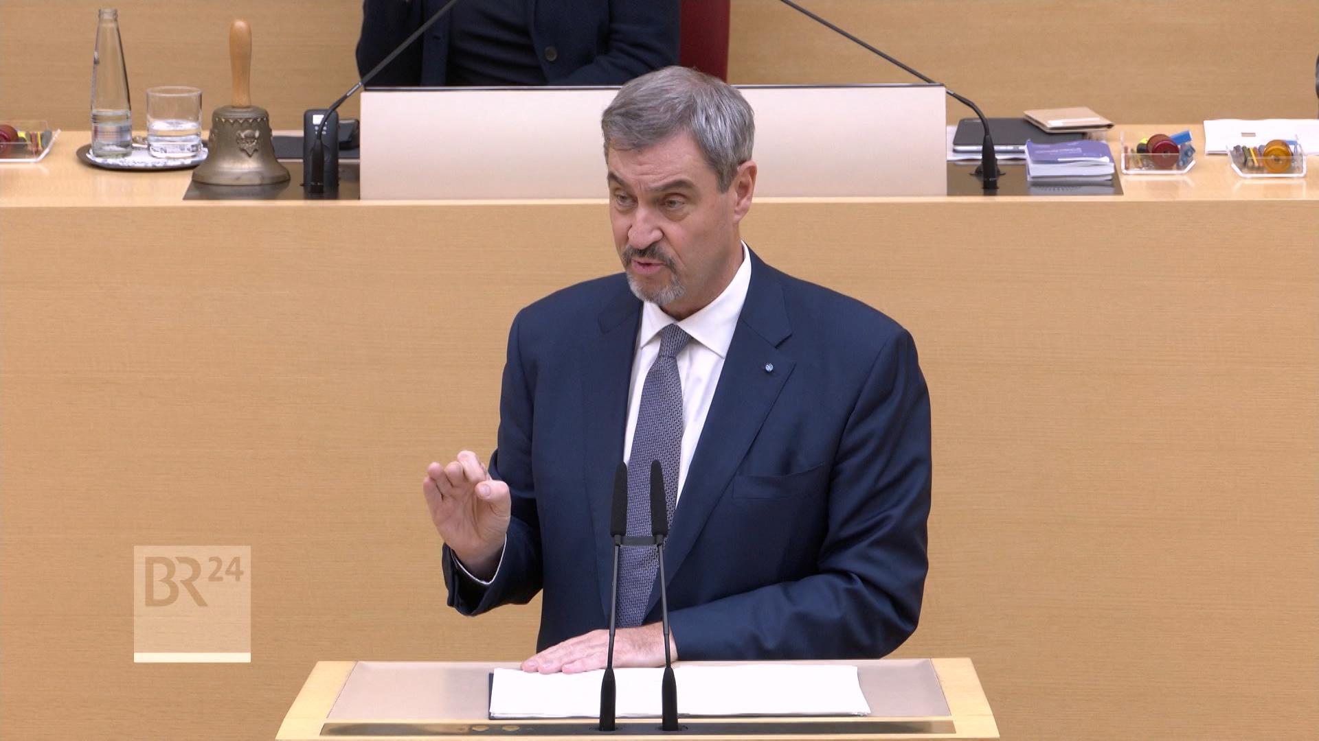 Der Bayerische Ministerpräsident versucht Optimismus zu verbreiten. Bei allen aktuellen Schwierigkeiten - Wirtschaftskrise, Ukraine-Krieg, US-Zölle - sei die Bilanz Bayerns eine gute. Und dazu gehöre ein Haushalt mit einer schwarzen Null.