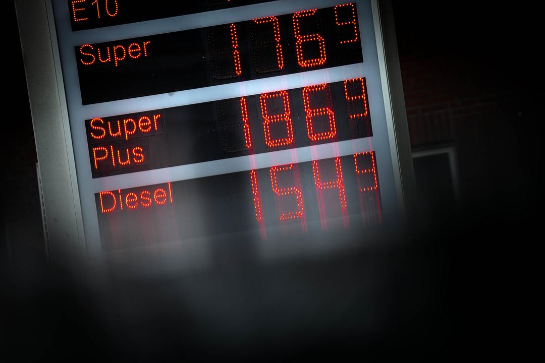 Lange bleibt der Preis an der Zapfsäule nicht bestehen. In Österreich hingegen darf der Preis nur einmal täglich erhöht werden