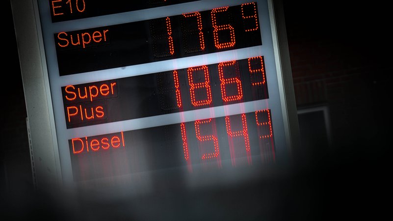 Lange bleibt der Preis an der Zapfsäule nicht bestehen. In Österreich hingegen darf der Preis nur einmal täglich erhöht werden | Bild: dpa-Bildfunk/Sina Schuldt Lange bleibt der Preis an der Zapfsäule nicht bestehen. In Österreich hingegen darf der Preis nur einmal täglich erhöht werden