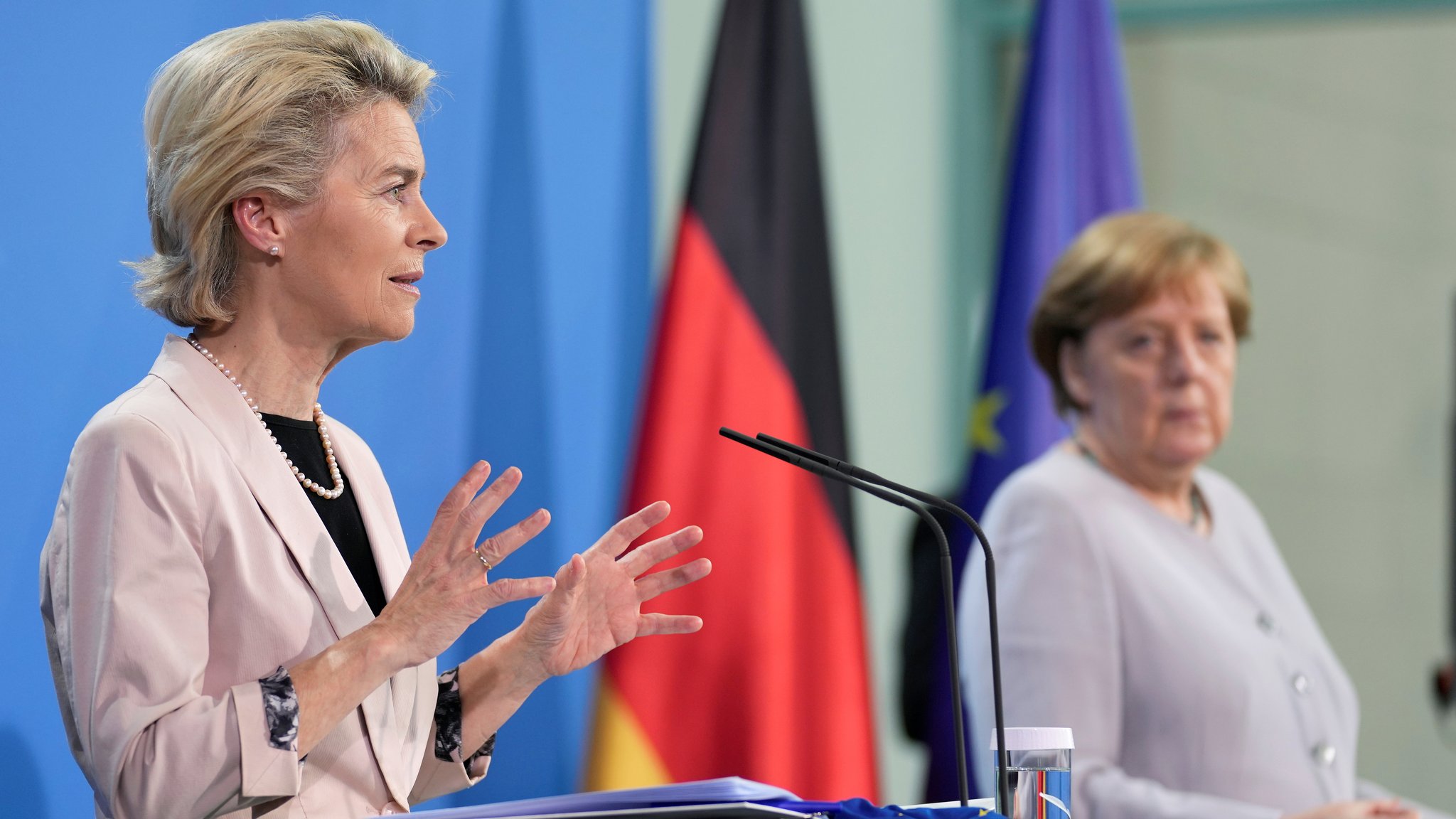 Kommissionspräsidentin von der Leyen auf einer gemeinsamen Pressekonferenz mit Bundeskanzlerin Merkel (CDU) in Berlin.