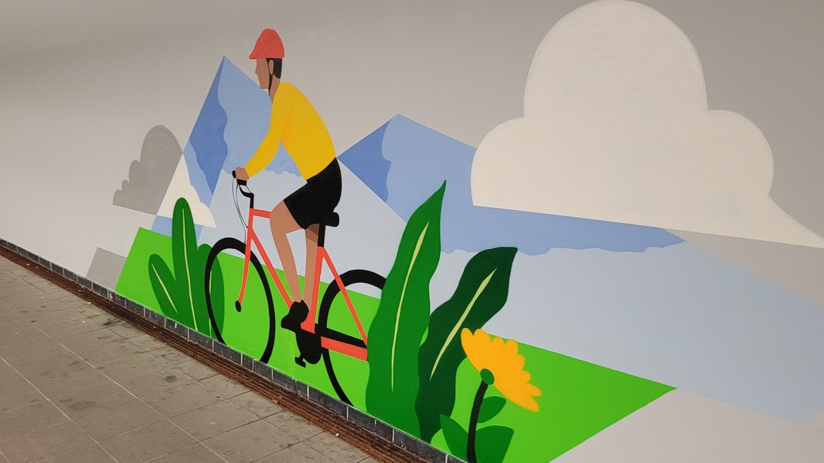 Graffiti eines Radfahrers in einem Park 