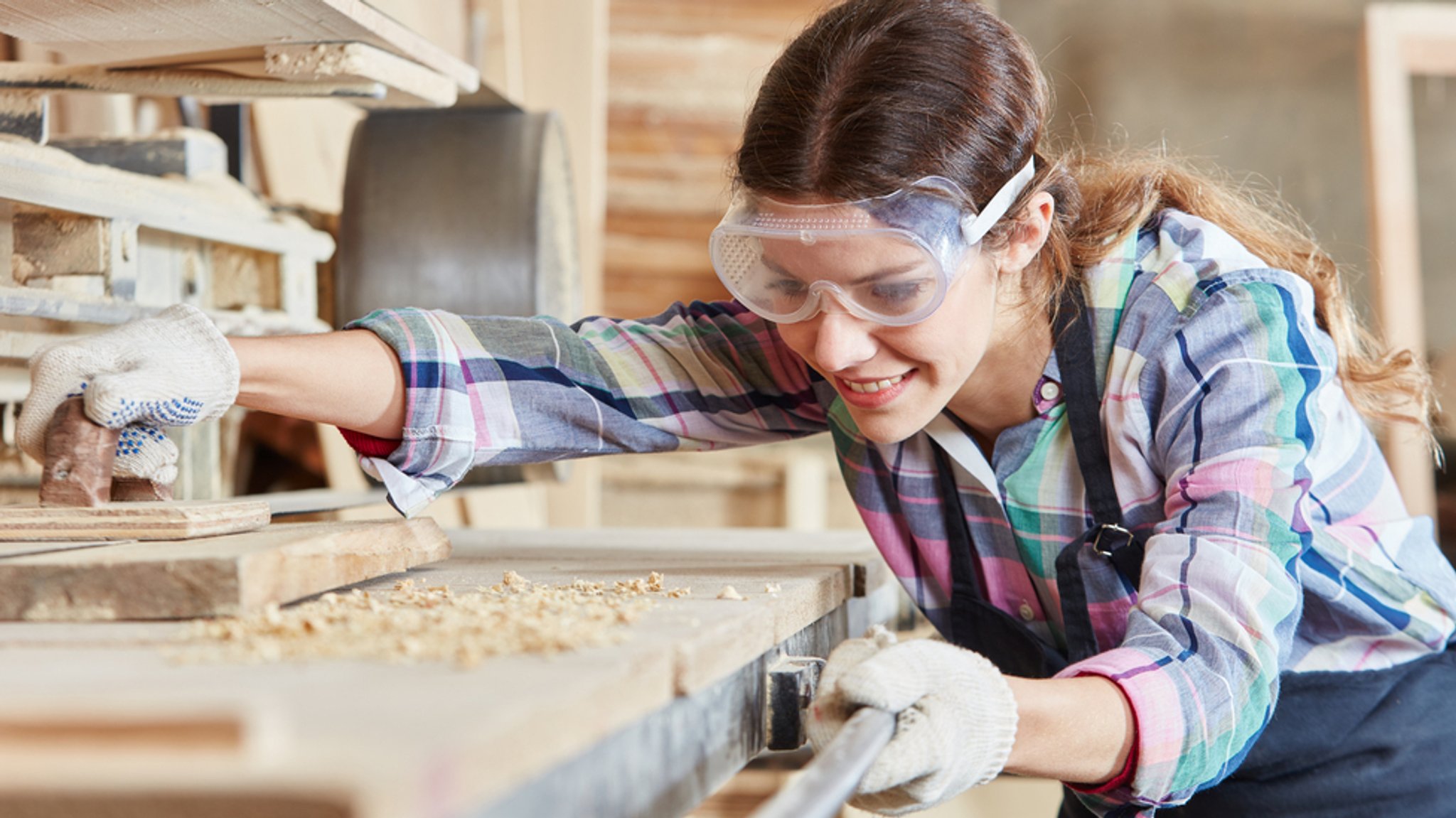 Schreinerin an Maschine