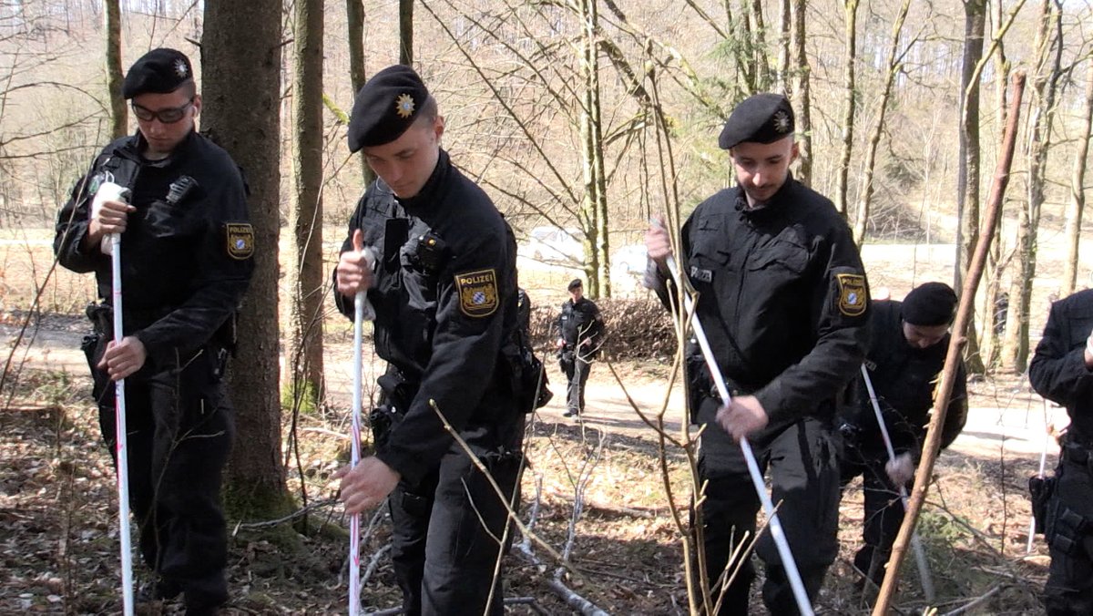 Die Polizei hat heute ein Waldstück bei Kipfenberg durchsucht. Dort war 2020 ein Oberschenkelknochen der Vermissten Sonja Engelbrecht gefunden worden.