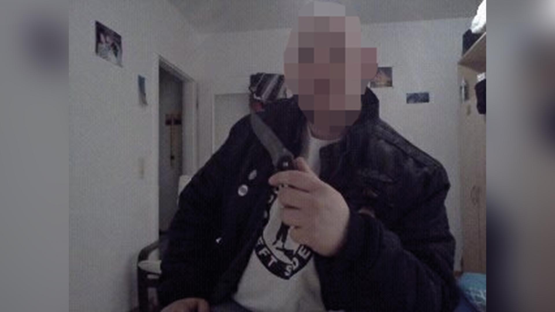 Der bayerische Rechtsextremist Dan E. mit einem Messer. | Bild:(Archivbild) privat / Verpixelung BR