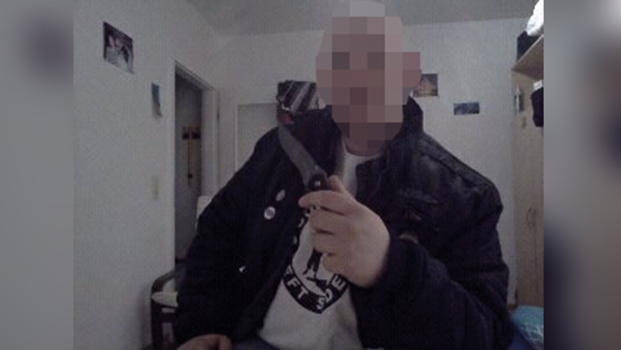 Der bayerische Rechtsextremist Dan E. mit einem Messer.