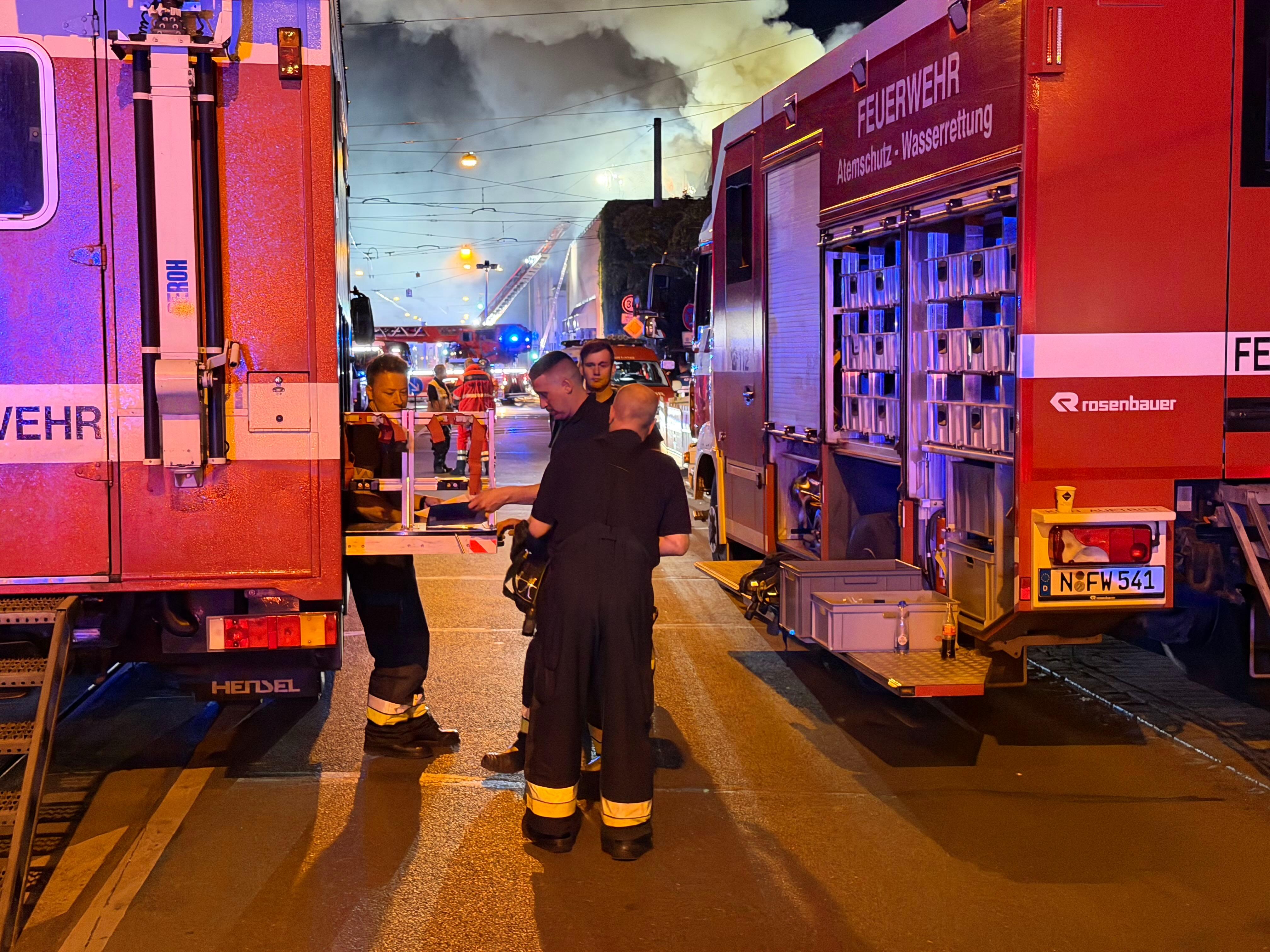 Einsatzkräfte der Feuerwehr am Brandort im Nürnberger Stadtteil Steinbühl.