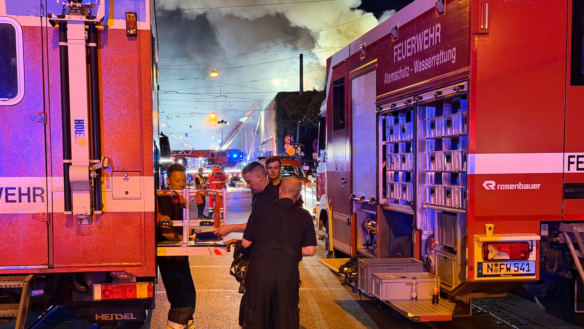 Einsatzkräfte der Feuerwehr am Brandort im Nürnberger Stadtteil Steinbühl. | Bild: NEWS5 Einsatzkräfte der Feuerwehr am Brandort im Nürnberger Stadtteil Steinbühl.
