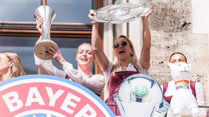 Meisterfeier der FC Bayern Frauen | Bild: picture-alliance / dpa Meisterfeier der FC Bayern Frauen