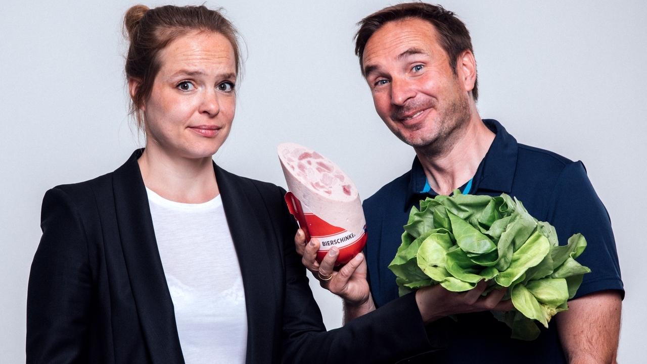 Martin und Nathalie tauschen die Rollen. Er wird zum Veganer, sie zur "Fleischfresserin" | Bild: BR/Max Hofstetter Martin und Nathalie tauschen die Rollen. Er wird zum Veganer, sie zur "Fleischfresserin"