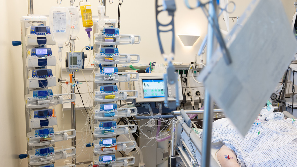 Ein schwer an Corona erkrankter Patient liegt auf der Intensivstation eines Krankenhauses. Der Patient wird beatmet und ist an mehrere Perfusoren (Spritzenpumpen) angeschlossen.