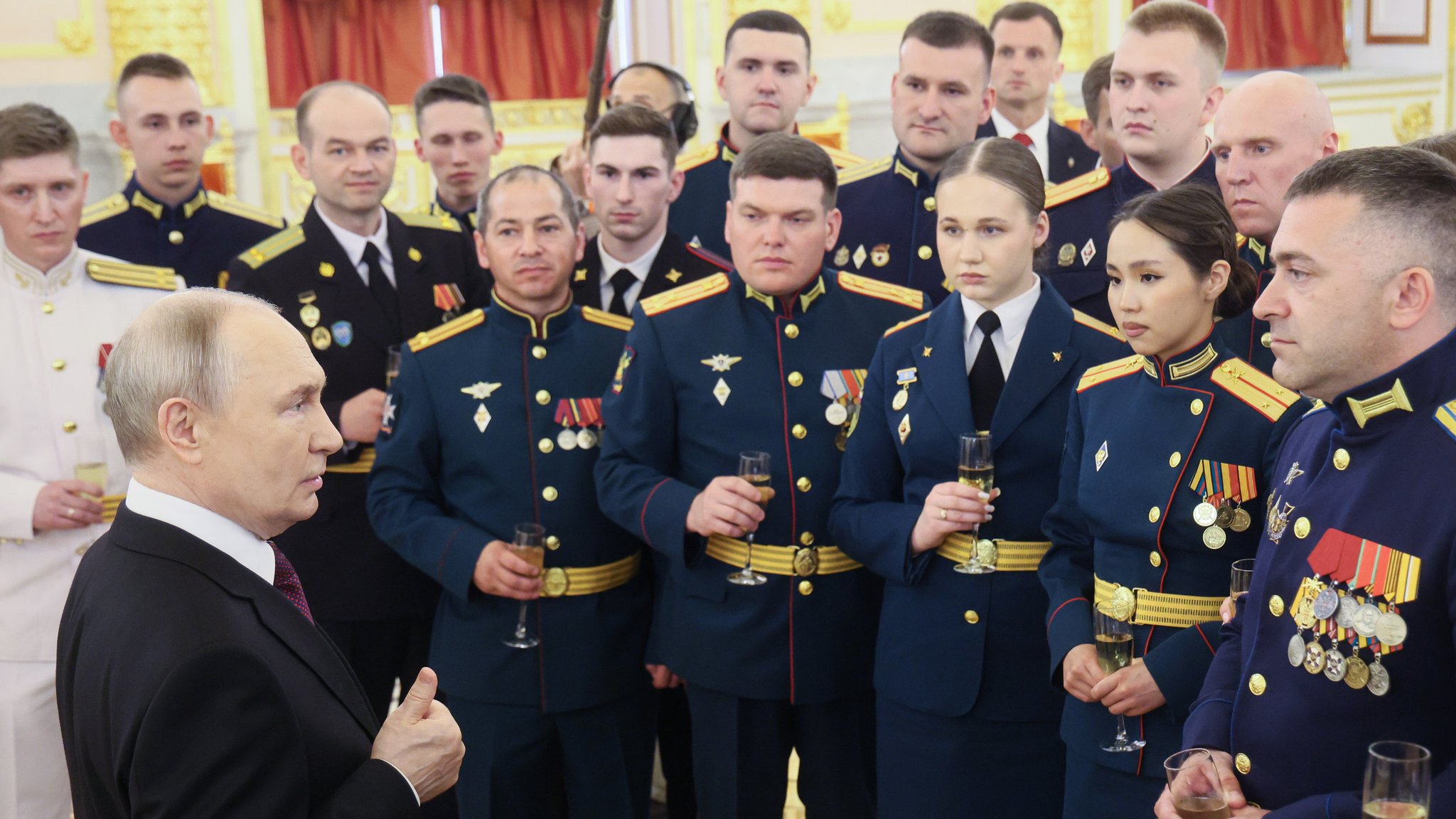 Putin mit Absolventen der Militärakademien (23.6.2026) | Bild: picture alliance / TASS | Mikhail Metzel Putin mit Absolventen der Militärakademien (23.6.2026)