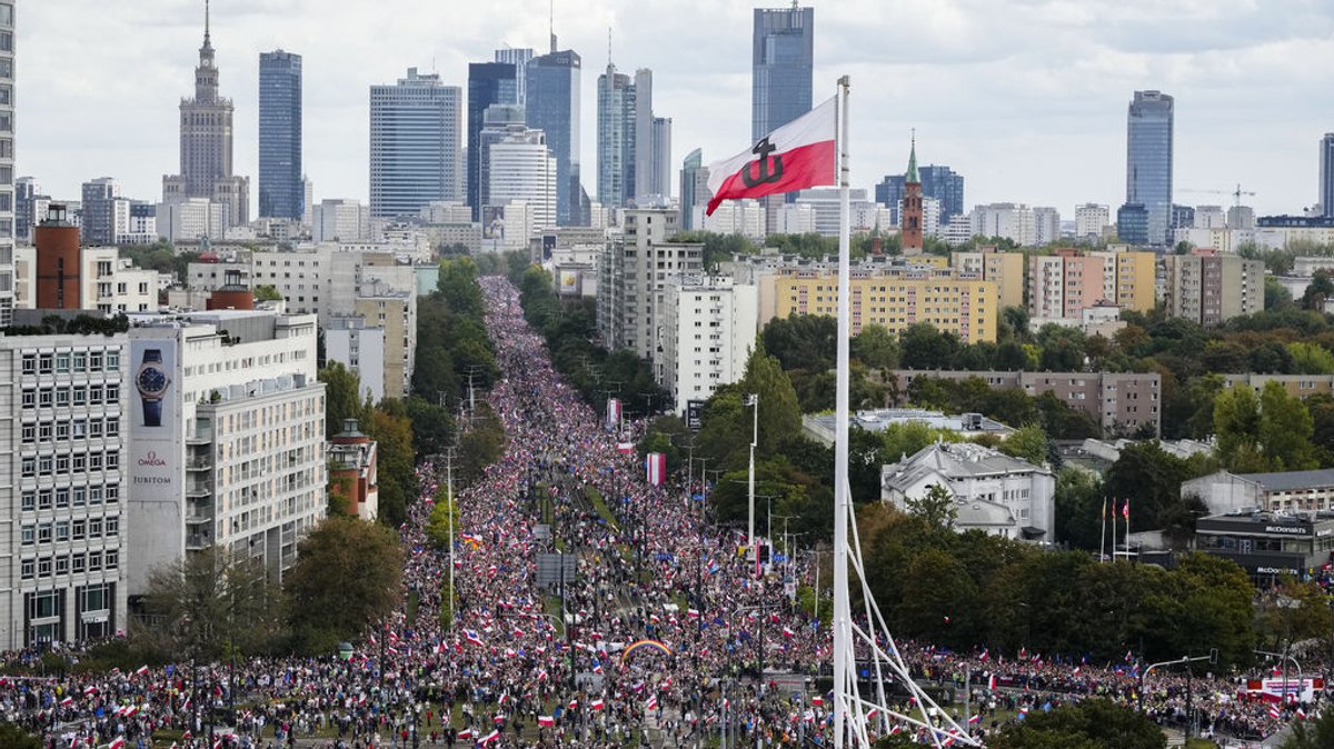 01.10.2023, Polen, Warschau: Tausende Menschen versammeln sich zu einem Marsch zur Unterstützung der Opposition gegen die populistische Regierungspartei Recht und Gerechtigkeit. Zwei Wochen vor der polnischen Parlamentswahl am 15. Oktober will das liberalkonservative Oppositionsbündnis Bürgerkoalition (KO) um Donald Tusk seine Anhänger mobilisieren. In den Umfragen führt derzeit die seit 2015 regierende nationalkonservative PIS. Die KO liegt auf dem zweiten Platz. Sie hofft durch die Demonstration auf neuen Schwung. Foto: Czarek Sokolowski/AP/dpa +++ dpa-Bildfunk +++ | Bild: dpa-Bildfunk/Czarek Sokolowski 01.10.2023, Polen, Warschau: Tausende Menschen versammeln sich zu einem Marsch zur Unterstützung der Opposition gegen die populistische Regierungspartei Recht und Gerechtigkeit. Zwei Wochen vor der polnischen Parlamentswahl am 15. Oktober will das liberalkonservative Oppositionsbündnis Bürgerkoalition (KO) um Donald Tusk seine Anhänger mobilisieren. In den Umfragen führt derzeit die seit 2015 regierende nationalkonservative PIS. Die KO liegt auf dem zweiten Platz. Sie hofft durch die Demonstration auf neuen Schwung. Foto: Czarek Sokolowski/AP/dpa +++ dpa-Bildfunk +++