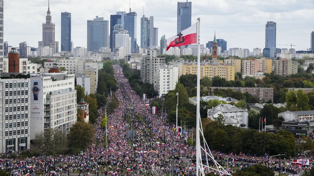 01.10.2023, Polen, Warschau: Tausende Menschen versammeln sich zu einem Marsch zur Unterstützung der Opposition gegen die populistische Regierungspartei Recht und Gerechtigkeit. Zwei Wochen vor der polnischen Parlamentswahl am 15. Oktober will das liberalkonservative Oppositionsbündnis Bürgerkoalition (KO) um Donald Tusk seine Anhänger mobilisieren. In den Umfragen führt derzeit die seit 2015 regierende nationalkonservative PIS. Die KO liegt auf dem zweiten Platz. Sie hofft durch die Demonstration auf neuen Schwung. Foto: Czarek Sokolowski/AP/dpa +++ dpa-Bildfunk +++